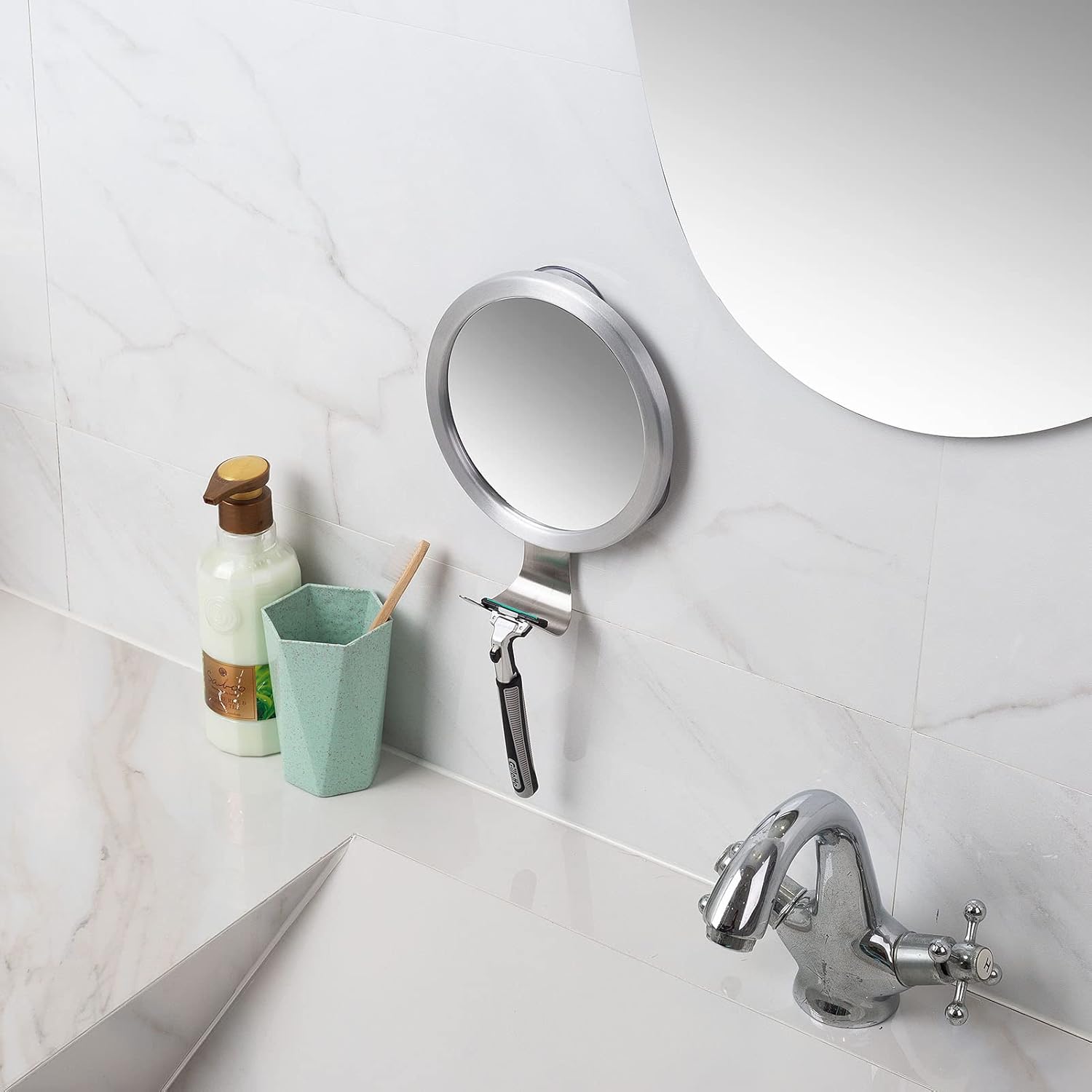 Fogless Shower Mirror with 3 Suction Cups and Hook 1